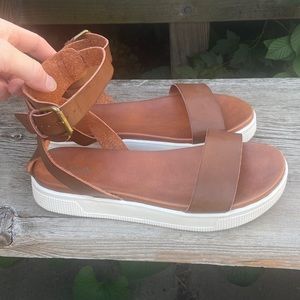 Mia Ellen platform sandal